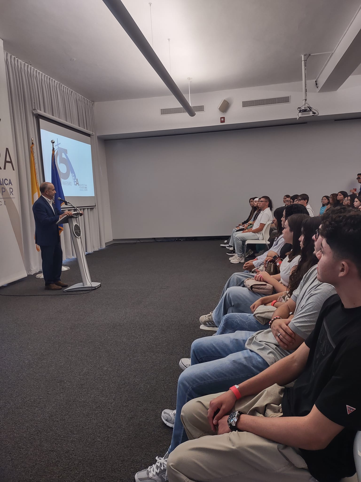 Nuestro Decano, el Arq. Luis V. Badillo Lozano le ofreció un mensaje de bienvenida a nuestros estudiantes de nuevo ingreso en el Aula Magna. 